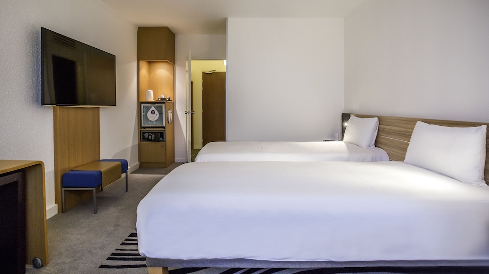 Classic Room (1 Double Bed with 1 Single Sofabed) - Photo 2