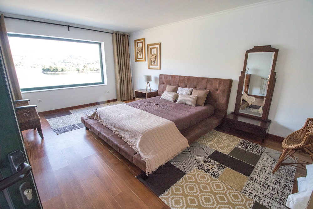House, 6 Bedrooms