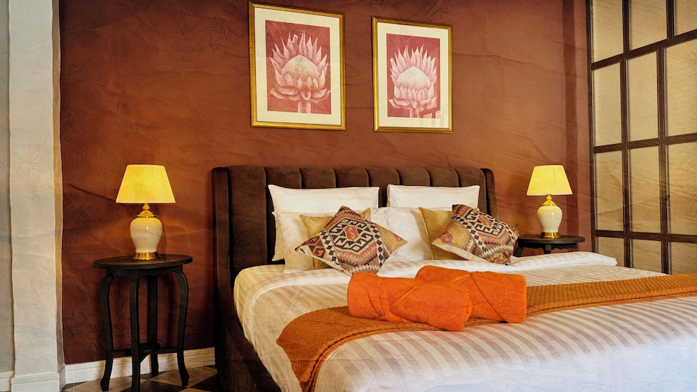 Honeymoon Suite with Bathtub - Photo 4
