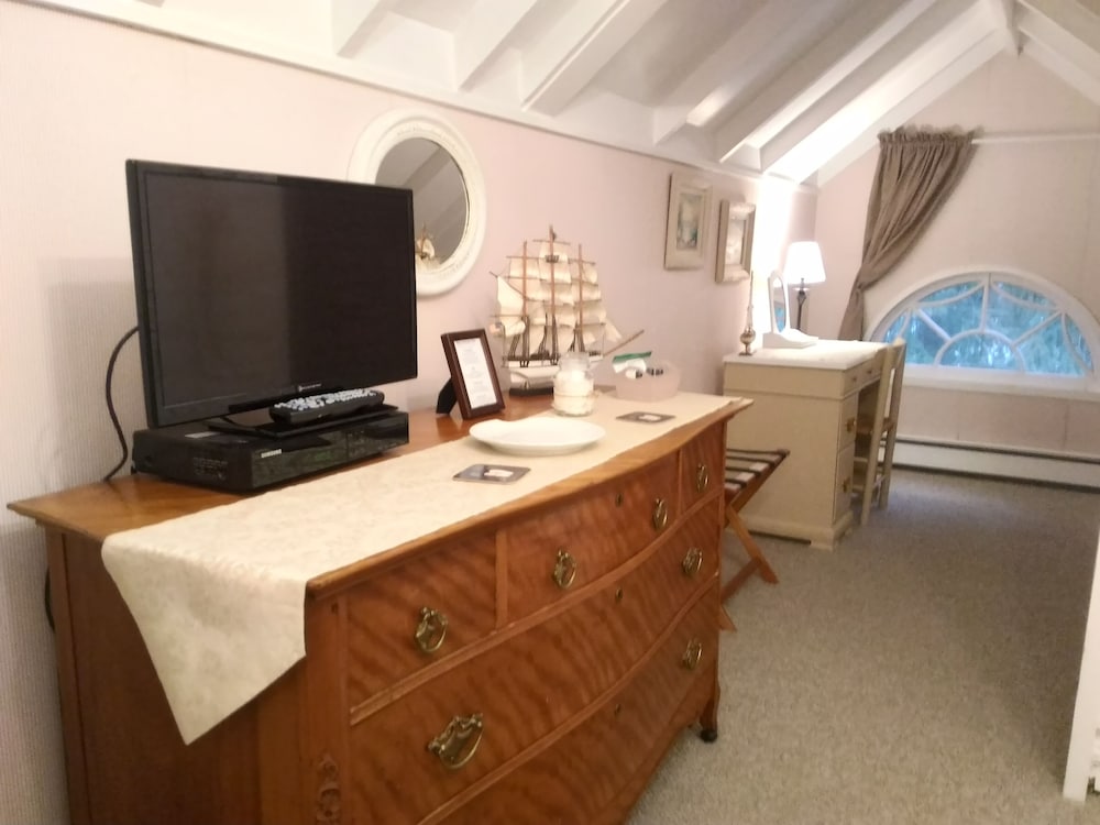 Deluxe Triple Room, Shared Bathroom (6. The Sea Pine) photo 3