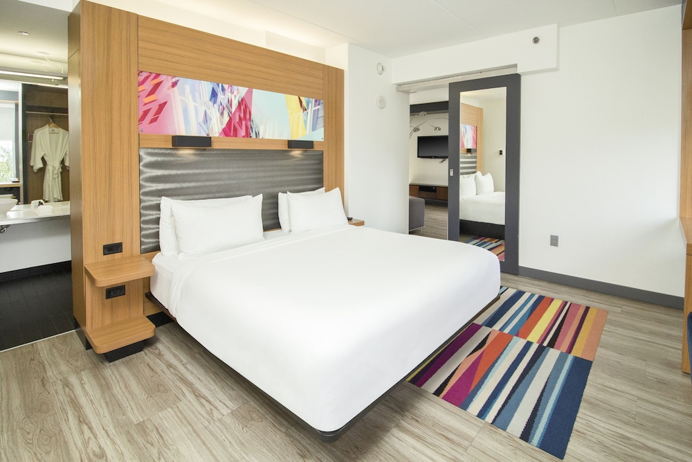 Suite, 1 Bedroom, Corner photo 3