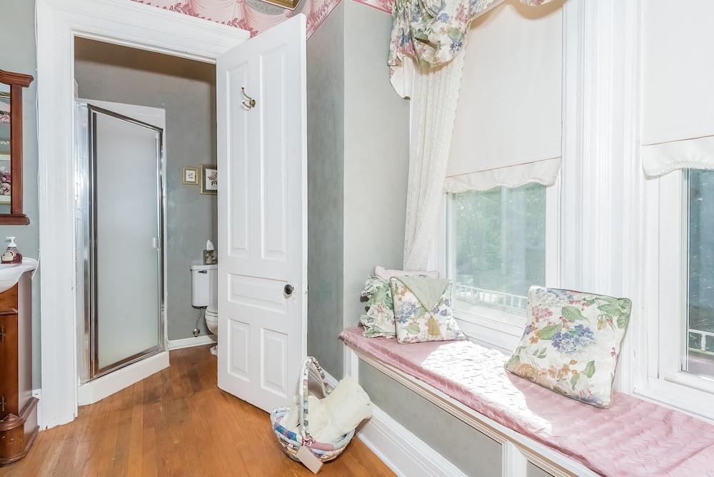 Junior Suite, 1 King Bed, Fireplace (Granny Smith) photo 3