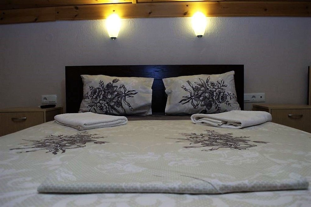 Economy Double Room (Semi-Basement) photo 1