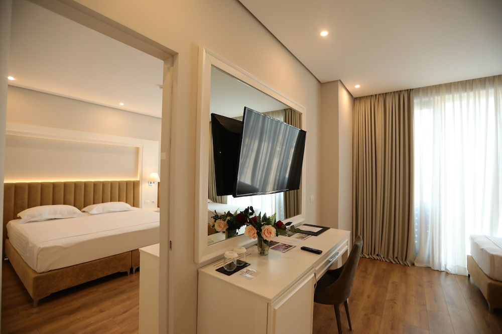Family Room, 2 Bedrooms (Land View)