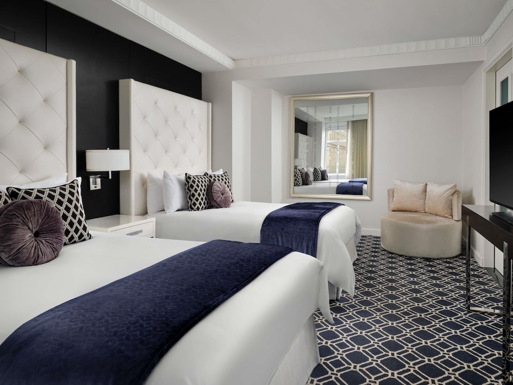 Suite, 2 Double Beds, City View