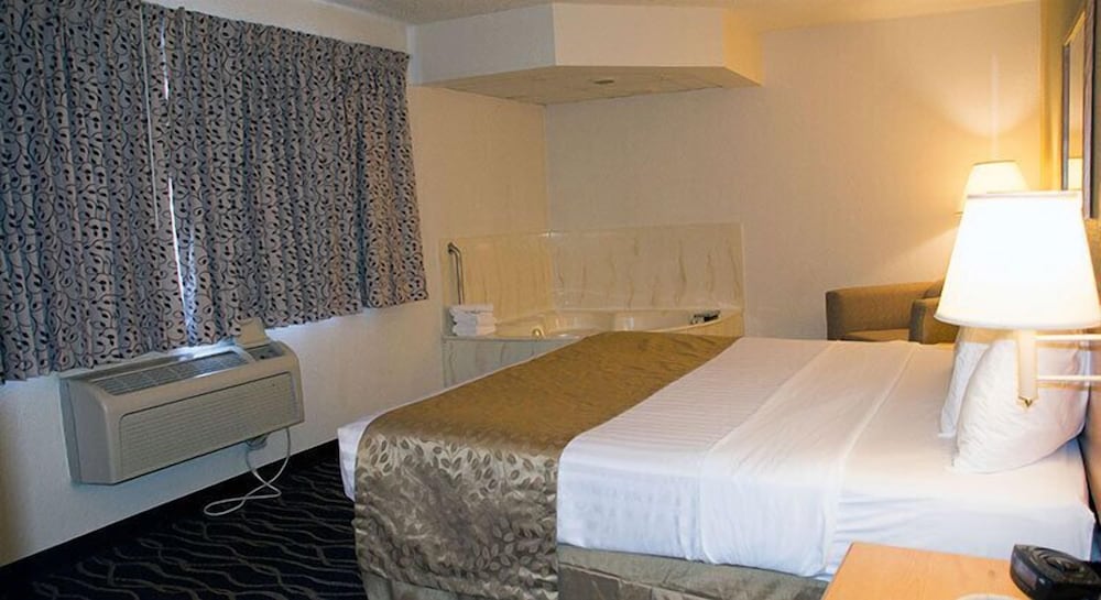Suite, One King Bed with Whirlpool and Fireplace, Non Smoking photo 2