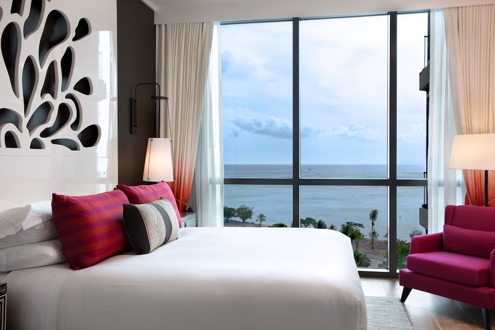 Club Room, 1 King Bed (Yacht Club View) photo 3