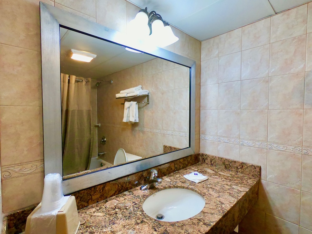 Deluxe Room, 2 Queen Beds, Non Smoking, Refrigerator & Microwave - Photo 9