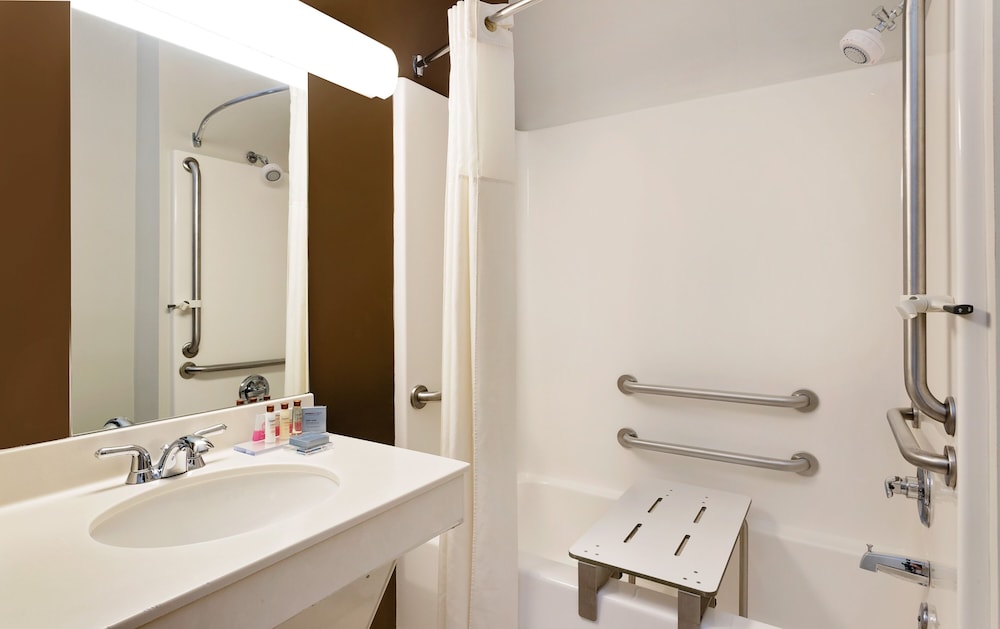 Standard Room, 1 King Bed, Accessible - Photo 5