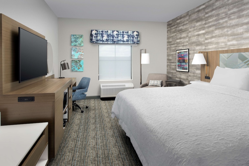 Room, 1 King Bed with Sofa bed, Refrigerator & Microwave - Photo 1