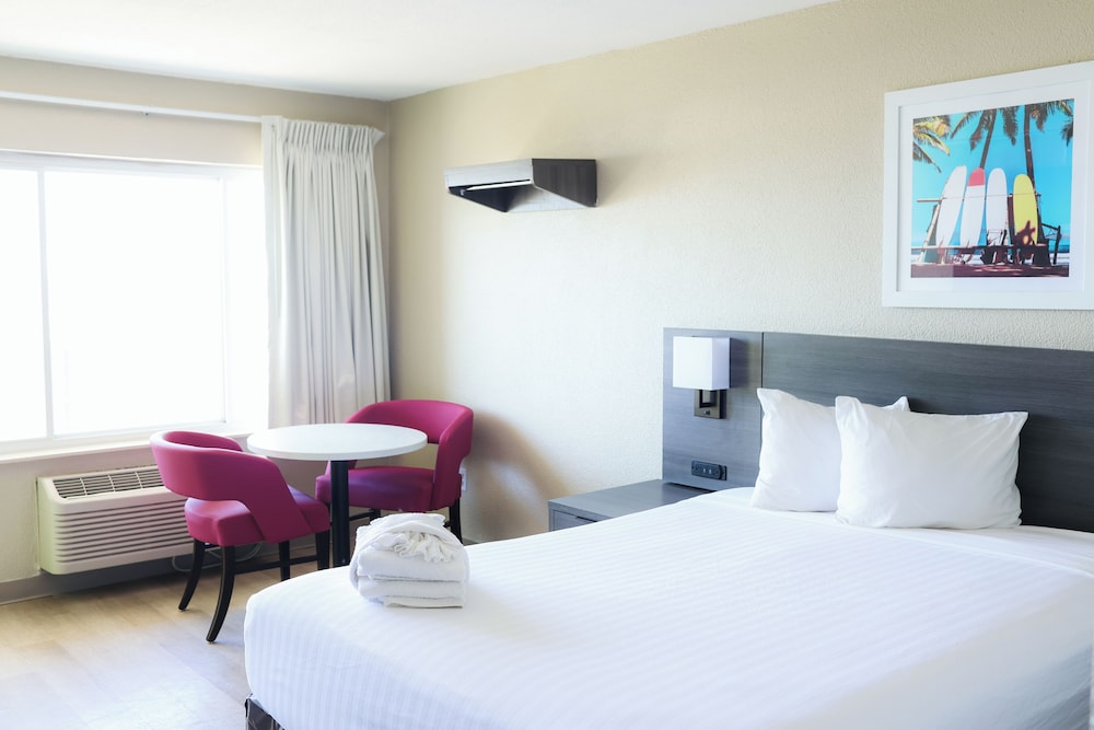 Single Room, 1 Queen Bed, Pool Access, Beach View