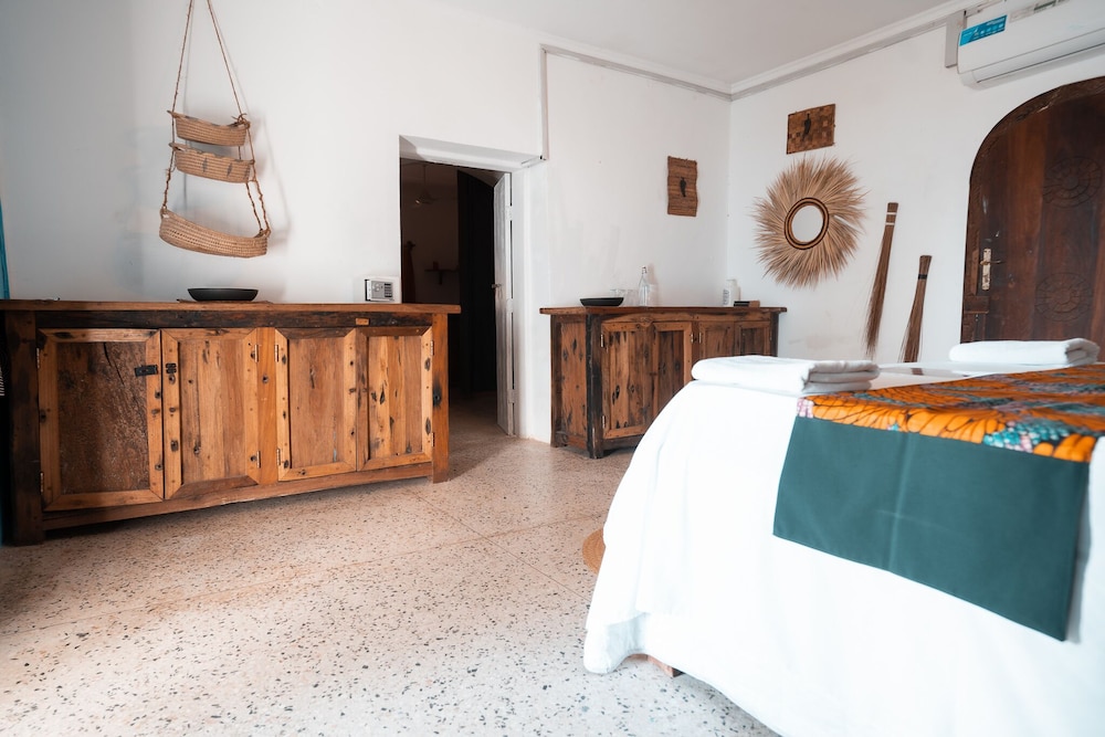 Deluxe Studio Suite, 3 Bedrooms, Ocean View, Beachfront