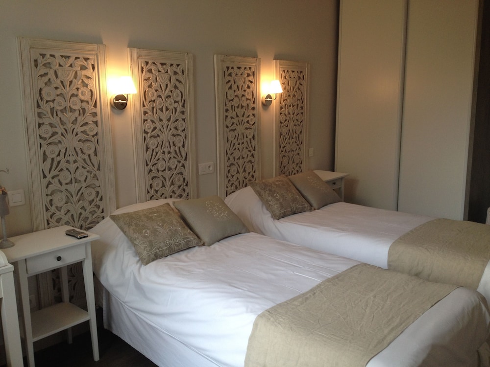 Deluxe Twin Room, 2 Twin Beds, Pool Access photo 2