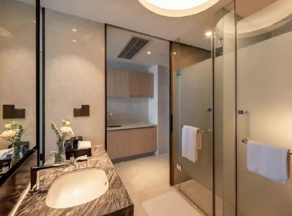 Elegant Ocean View King Room photo 3