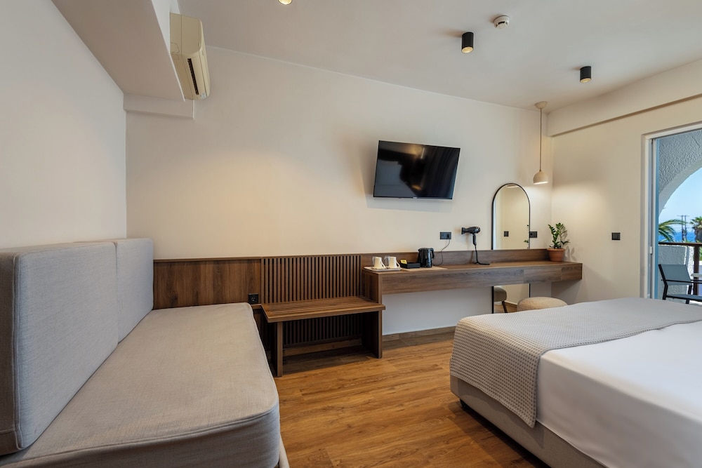 Deluxe Room, Sea View - Photo 4