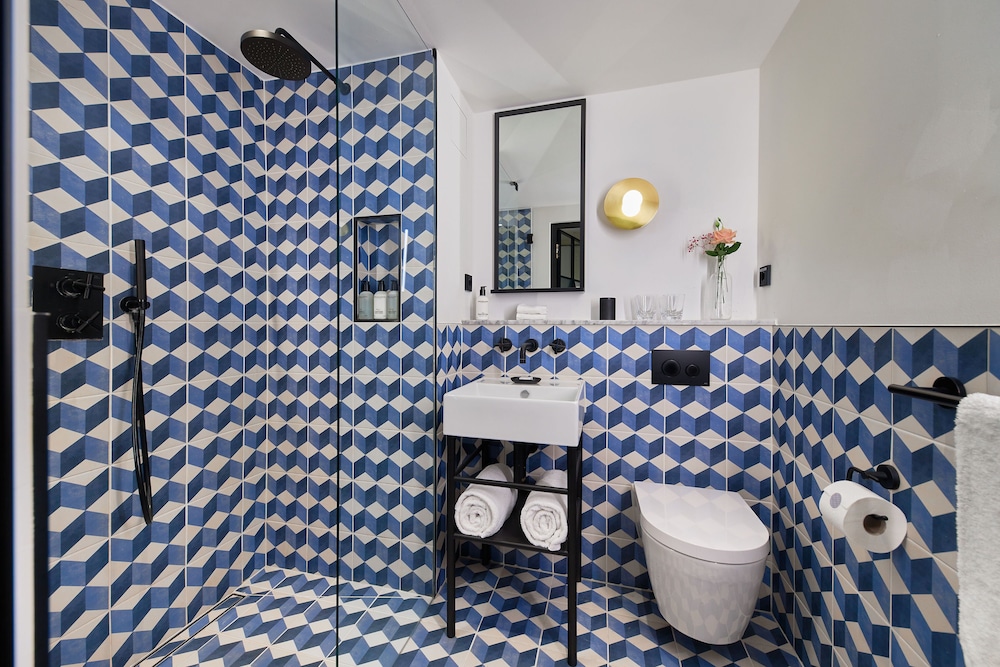 Premium Room, 1 King Bed (Street View, Above Bar) thumbnail 6