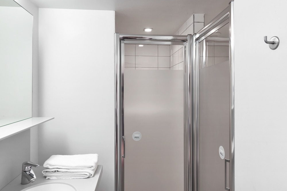 Room, Private Bathroom (5 Beds) photo 3
