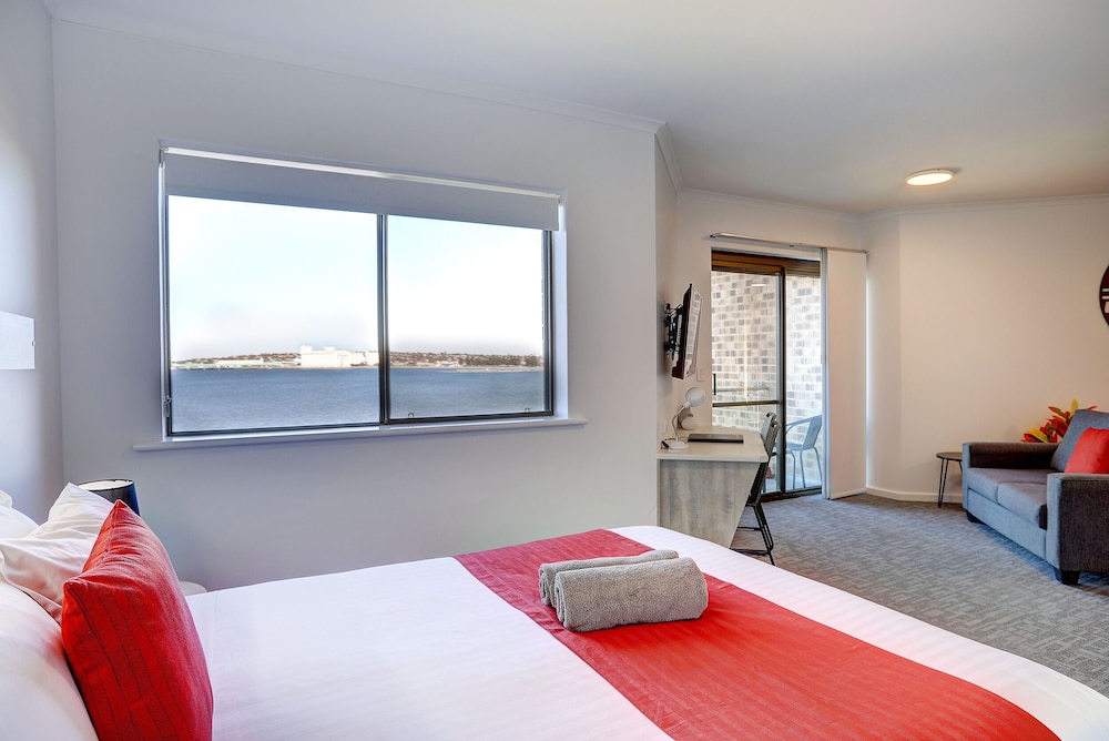 Comfort Studio, 1 King Bed, Sea View photo 2