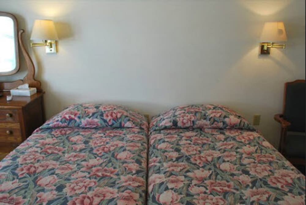 Lankford Hotel Side Room, 2 Twin Beds