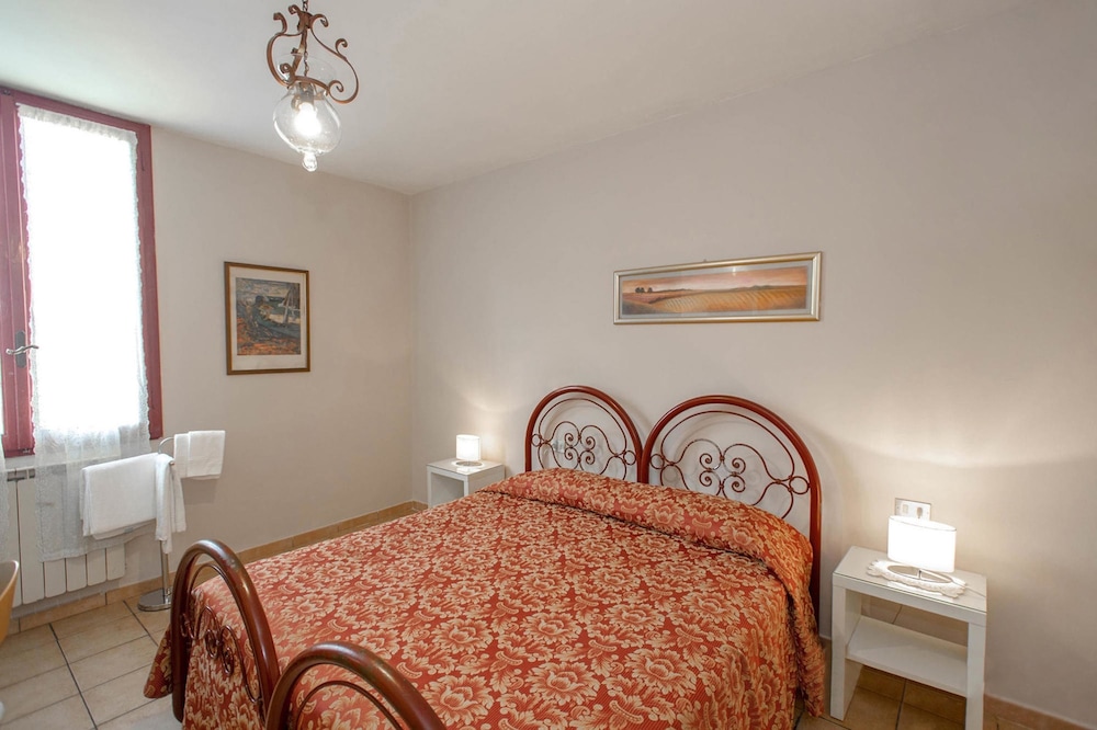 Economy Double or Twin Room, Shared Bathroom photo 3