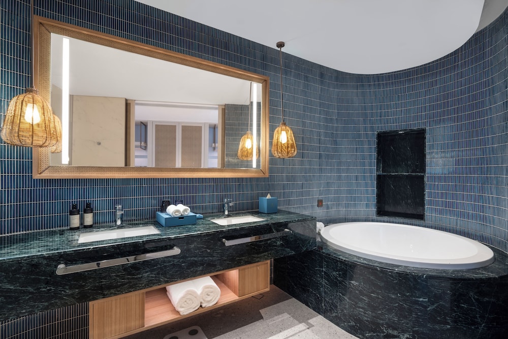 Deluxe Sea View Suite