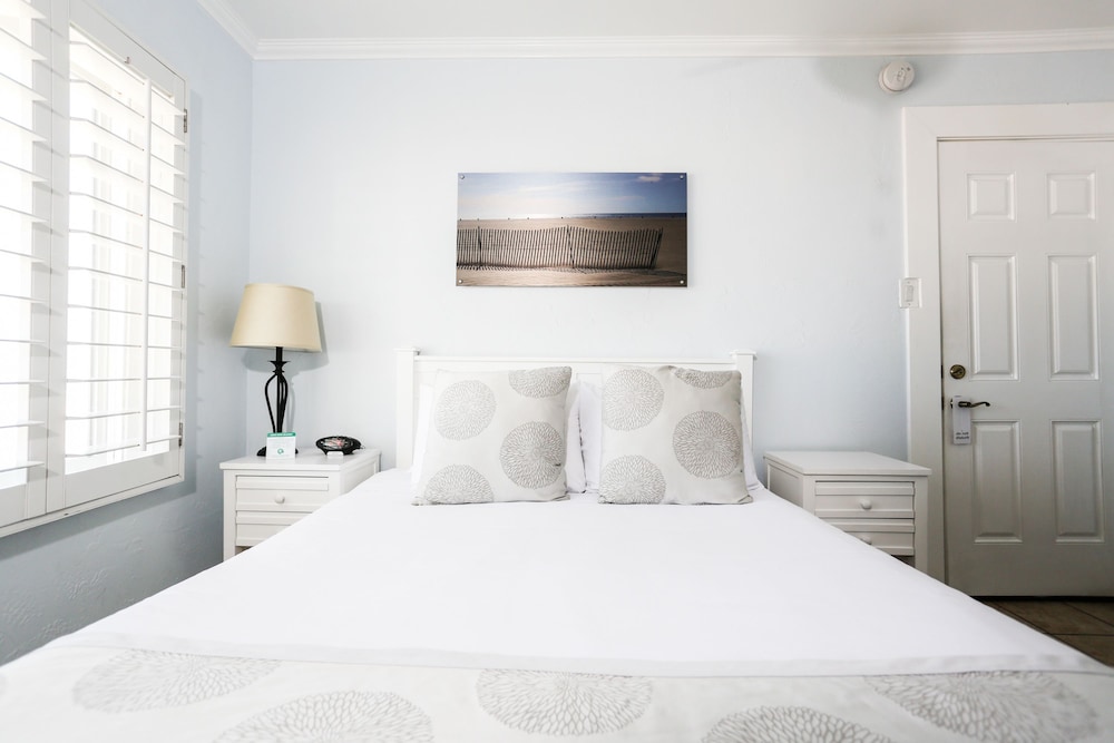Panoramic Room, 1 Queen Bed, Non Smoking, Ocean View thumbnail 6