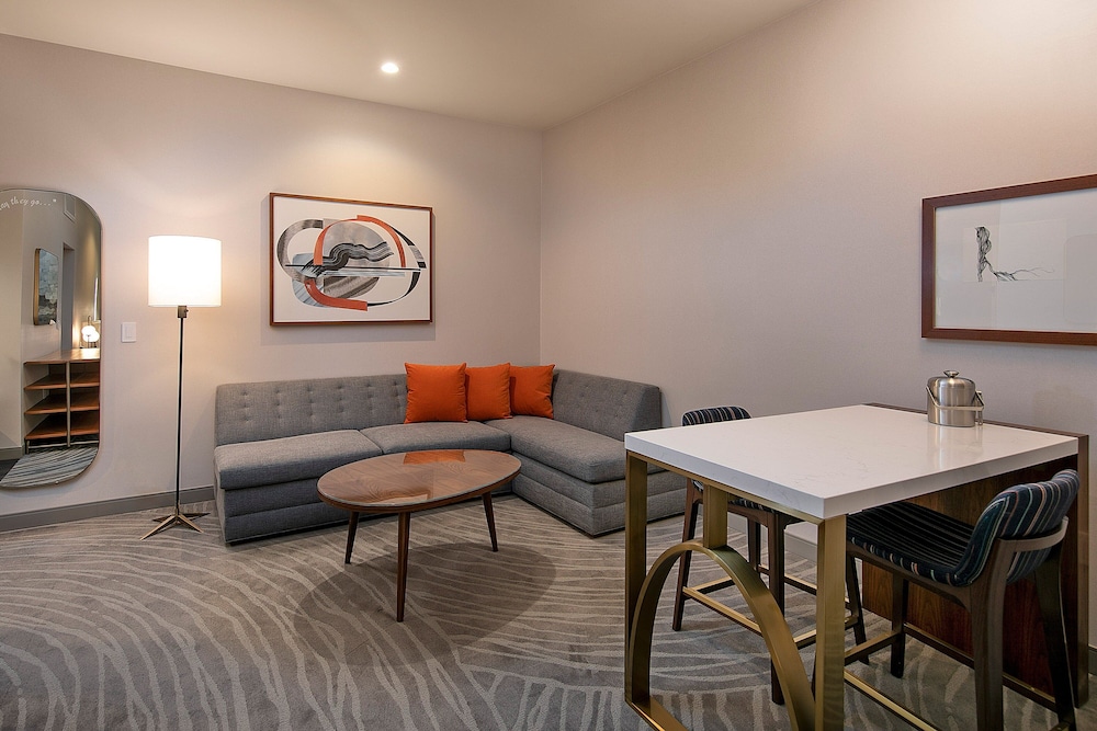 Suite, 1 Bedroom - Photo 6