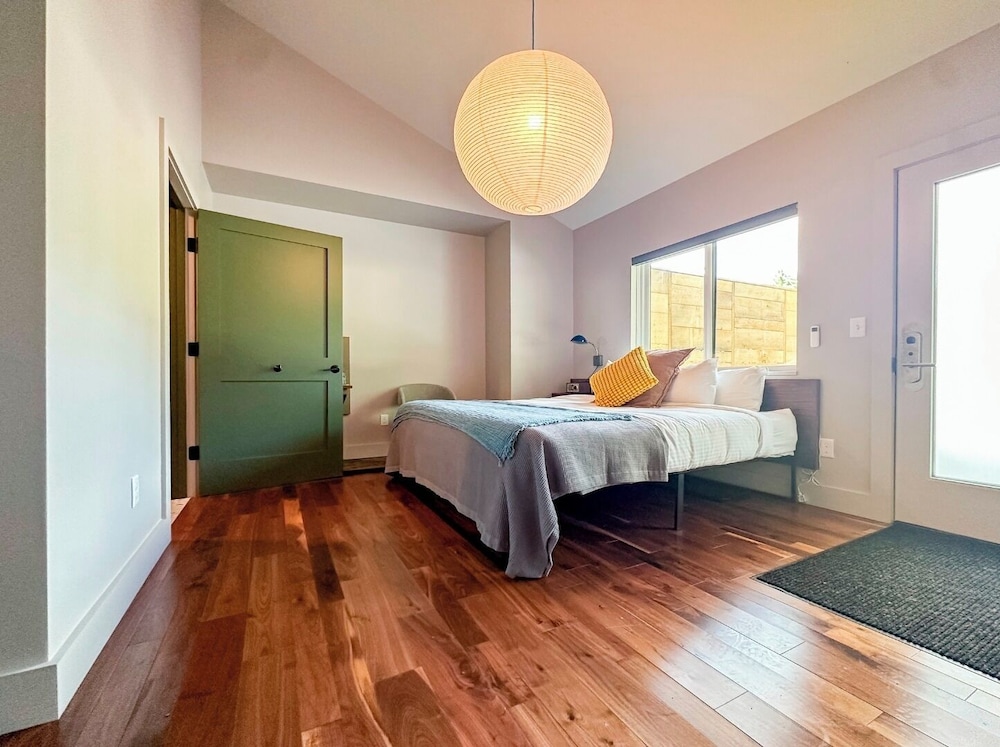 Room, 1 King Bed, Accessible (Ledges)