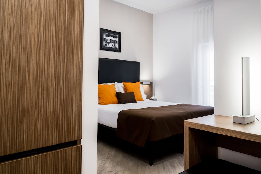 Standard Double Room thumbnail 6