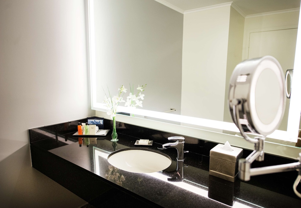 Executive Room, 1 King Bed, Club Lounge Access - Photo 3
