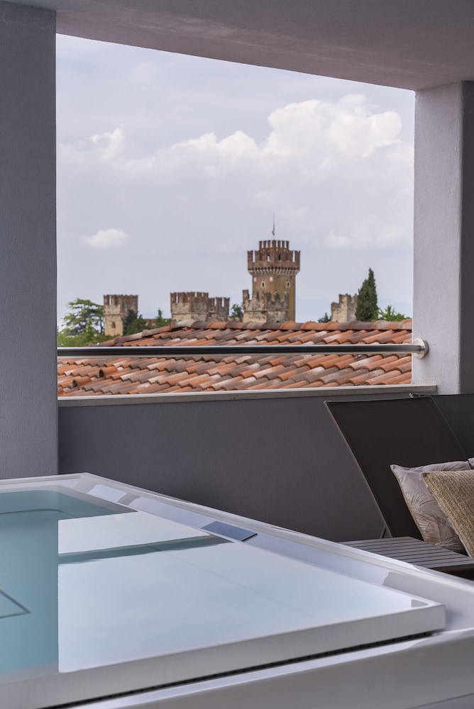 Executive Suite, 3 Bedrooms, Terrace, Lake View - Photo 13