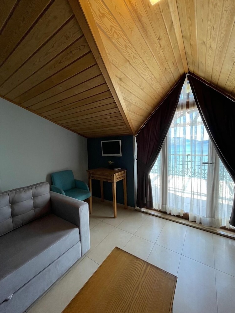 Deluxe Loft, 1 Queen Bed with Sofa bed, Non Smoking, Sea View photo 2