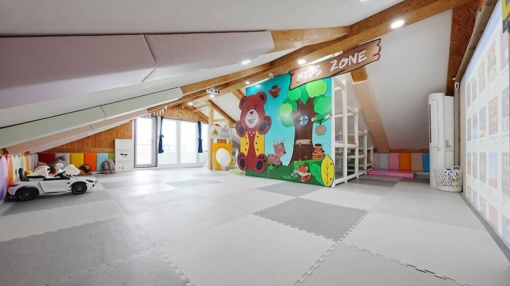 Room (Kids Private House) - Photo 9
