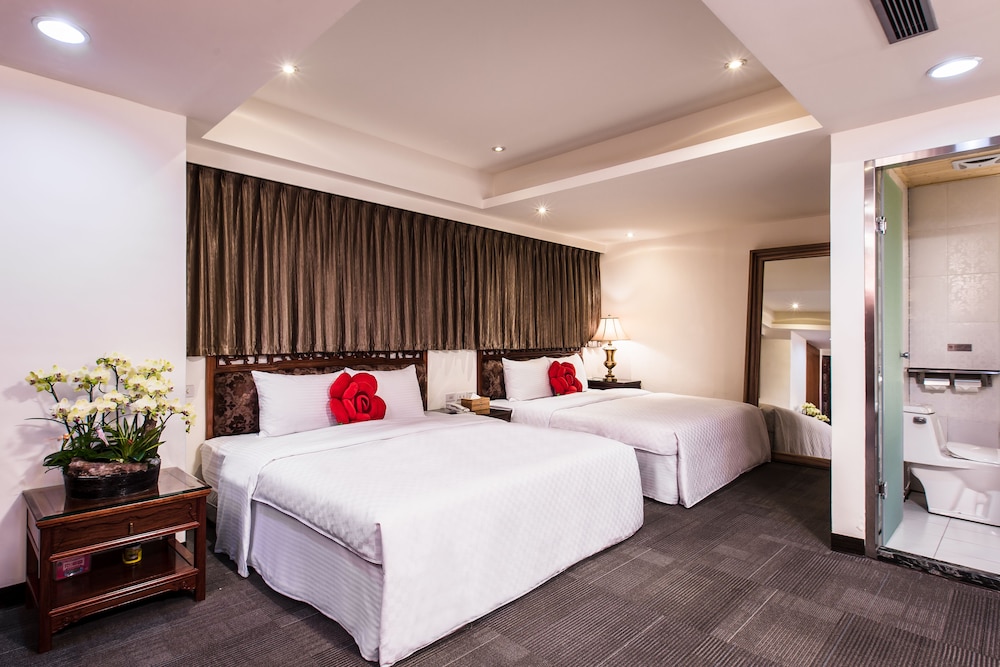 Deluxe Quadruple Room, 2 Queen Beds photo 3