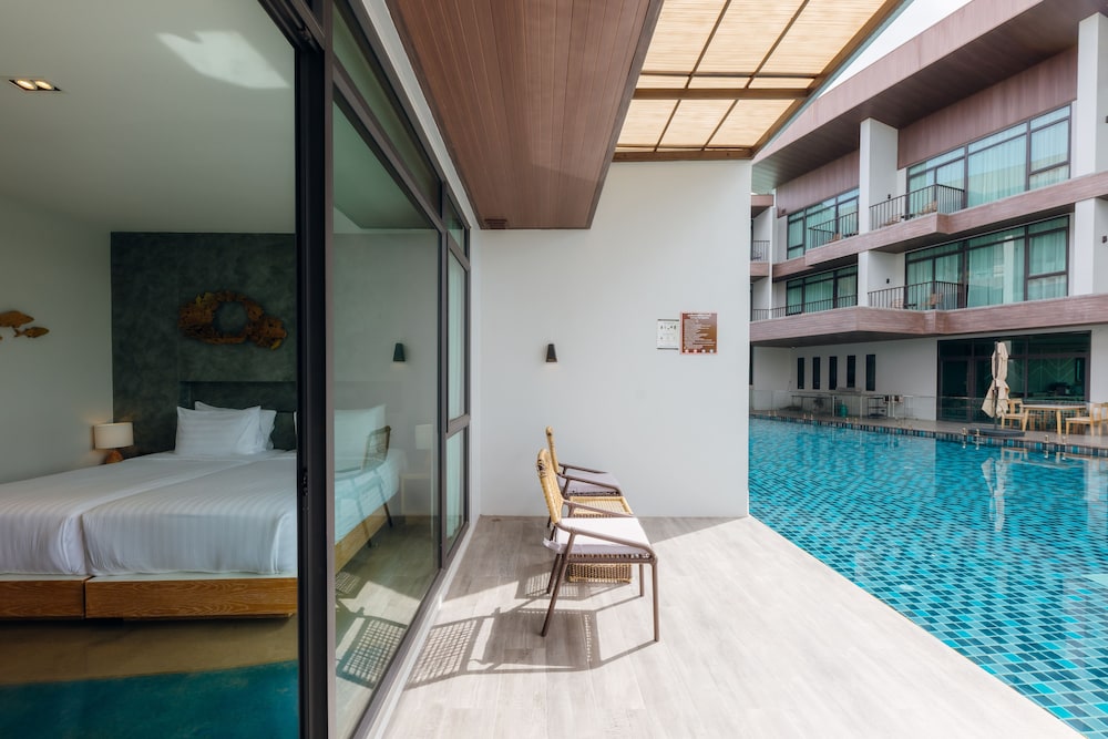 Deluxe Pool Access - King bed - Photo 2