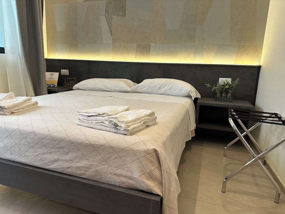 Luxury Room, 1 Queen Bed, Private Bathroom, Ground Floor photo 2
