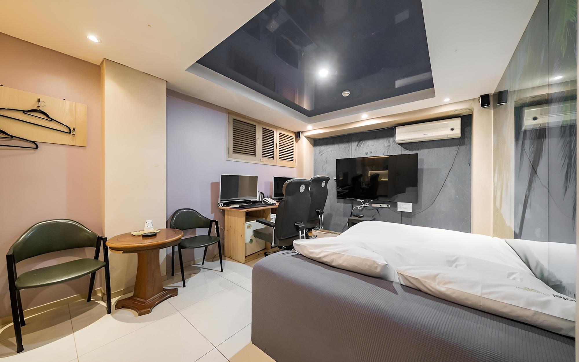Room (Couple PC (PUBG OverwatchLOL / Netfli)