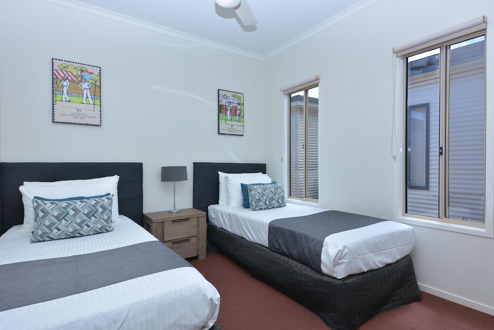 Superior 2 Bedroom Cabin (1 King and 2 Single Beds) photo 3