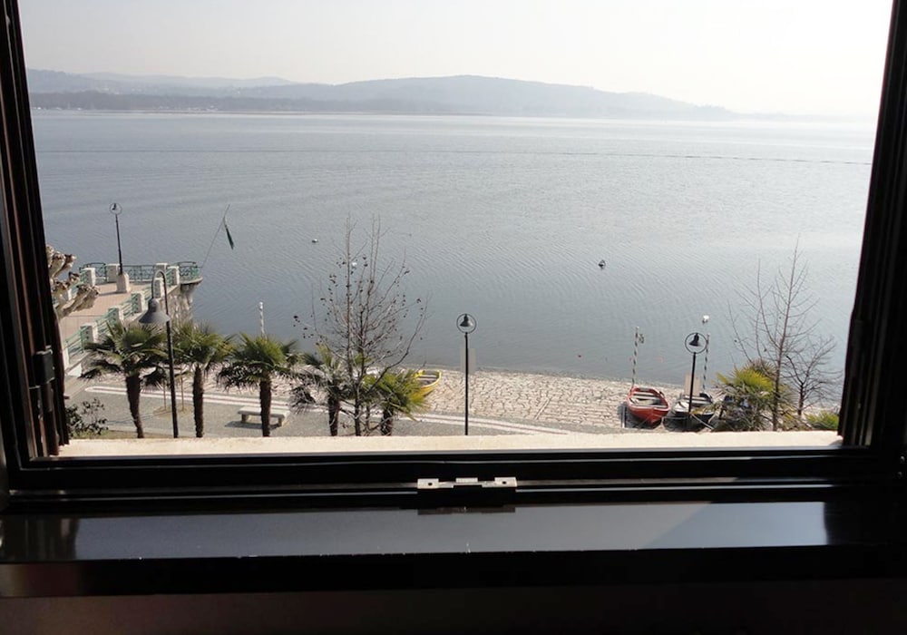 Superior Room, 1 Queen Bed, Balcony, Partial Lake View - Photo 5