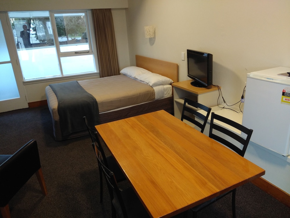 Room, Multiple Beds (Budget Queen & 2 Singles) photo 1