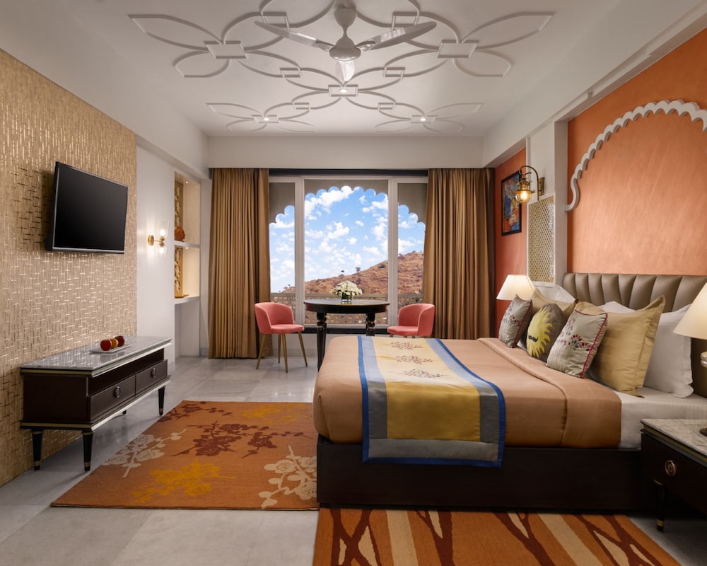 Suite - Photo 1