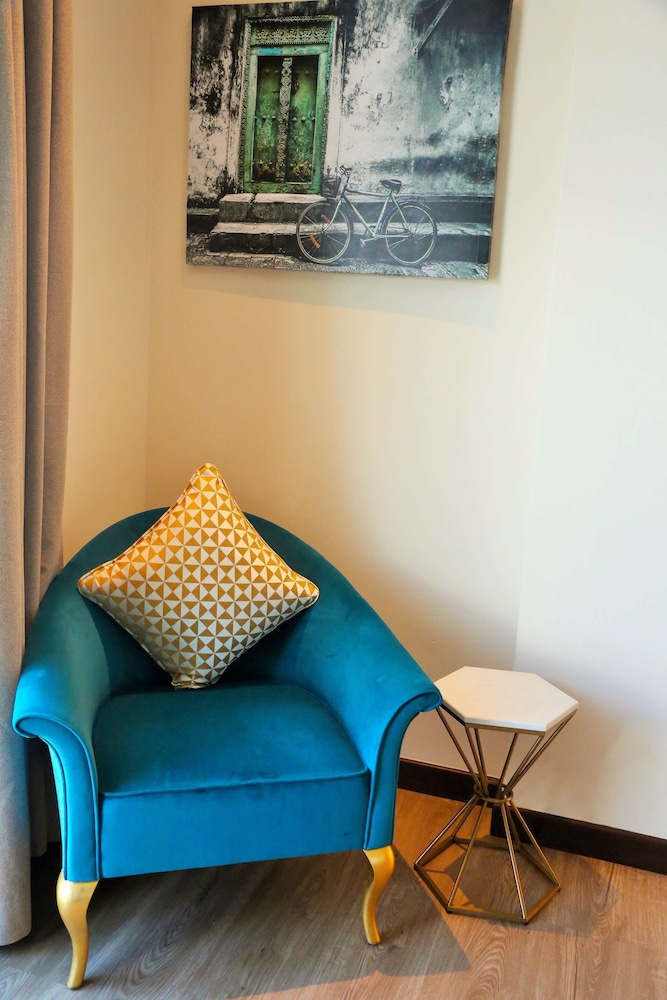 Deluxe Room, 1 King Bed, City View - Photo 1