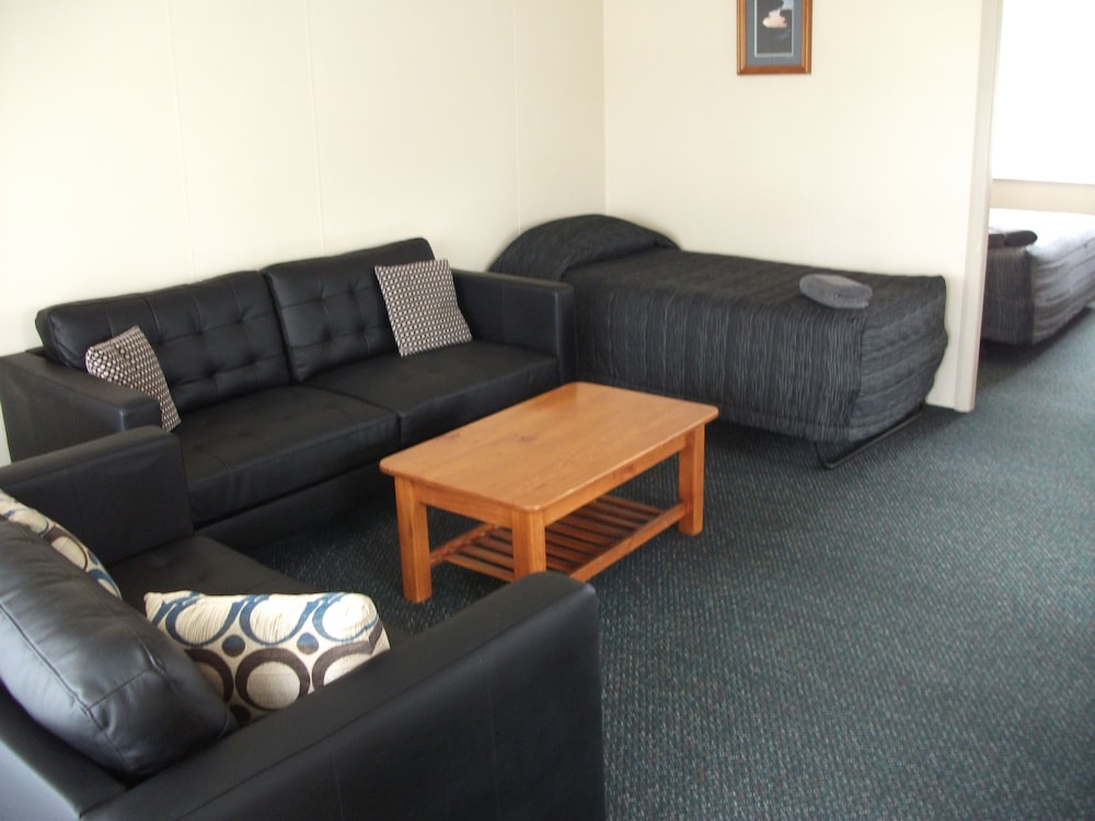 Two-bedroom unit – 2 Kings photo 1