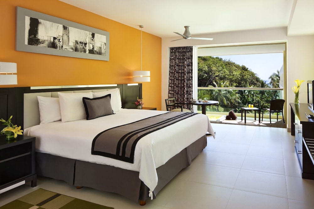 Deluxe Room, 1 King Bed, Hot Tub (Tropical View) - Photo 1