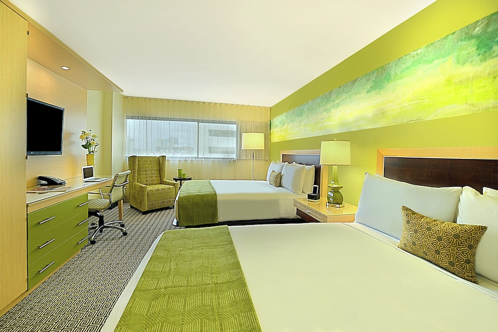 Grand Room, 2 Queen Beds (Deluxe) - Photo 2