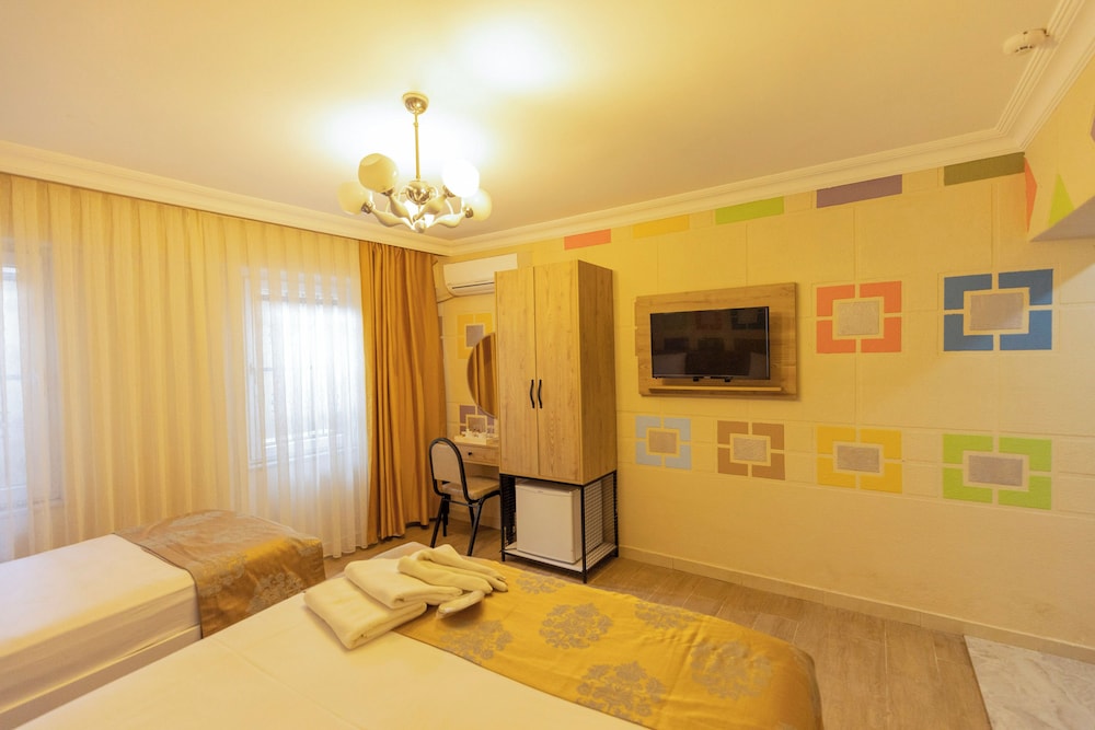 Economy Triple Room photo 2