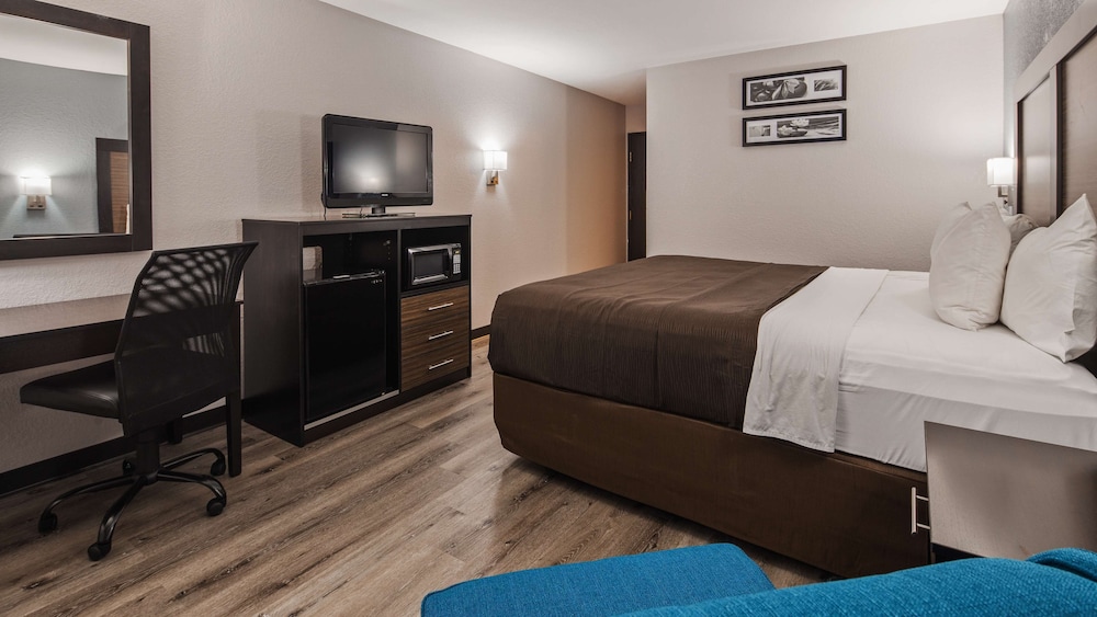 Suite, 1 King Bed, Non Smoking, Refrigerator & Microwave photo 3