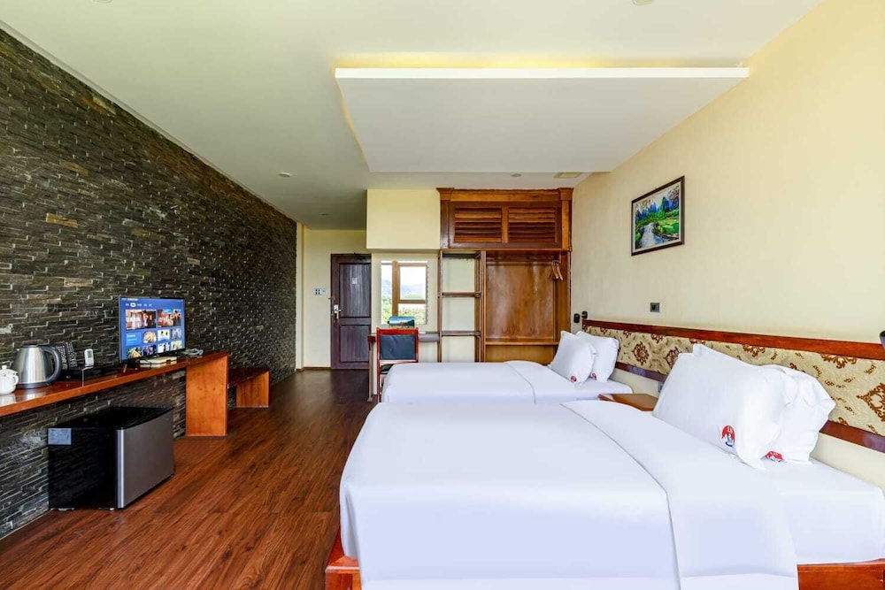 Deluxe Twin with Balcony - Photo 3