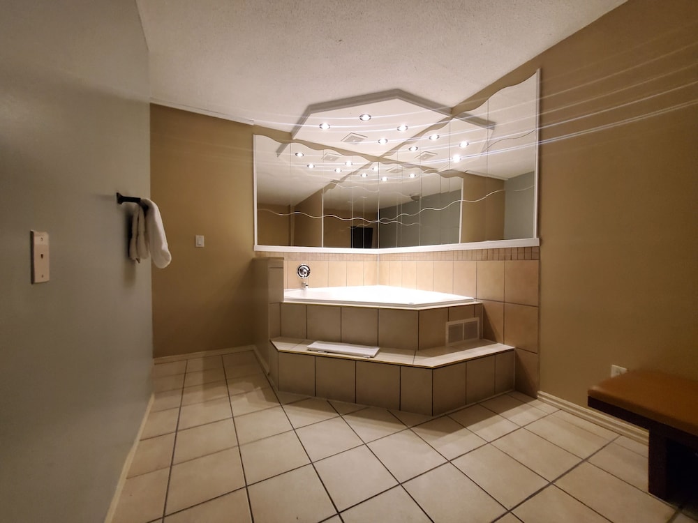 Suite, 1 Queen Bed, Non Smoking, Hot Tub - Photo 6