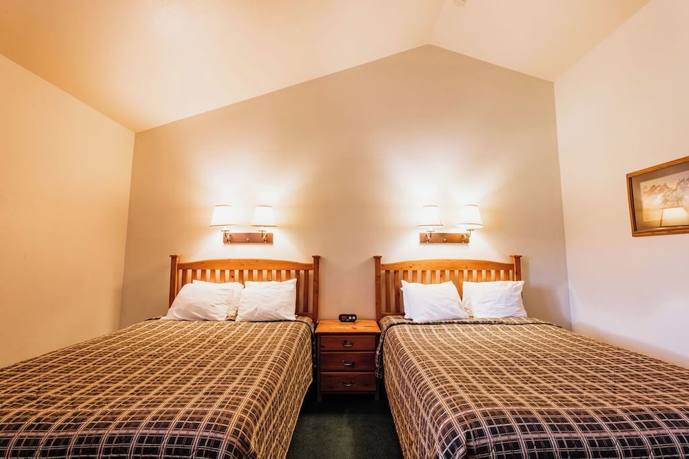 Room, 2 Queen Beds (Lower Lodge, full bathroom) photo 3